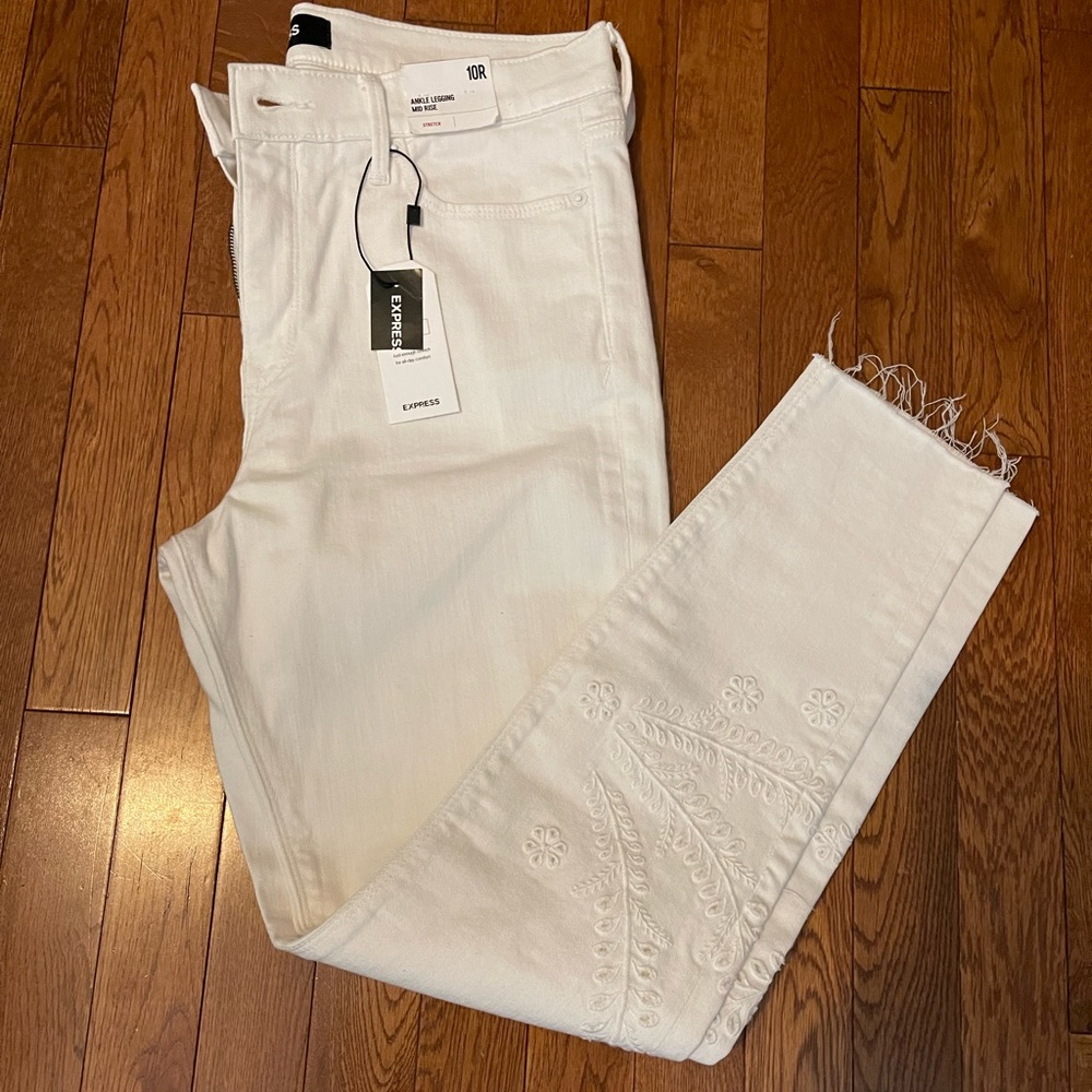 NWT Gorgeous embroidered leg jeans